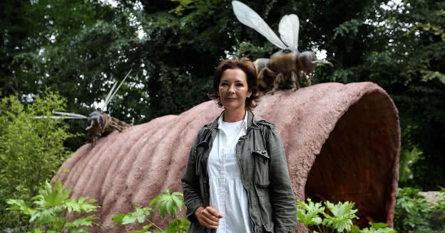 Duchess Jane Percy in front of a bee sculpture in Alnwick Gardens