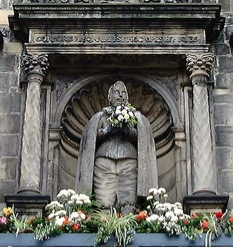 Founder George Heriot's statue in a niche above the North Tower