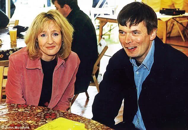 Fellow Edinburgh Award winners JK Rowling & Ian Rankin have coffee together