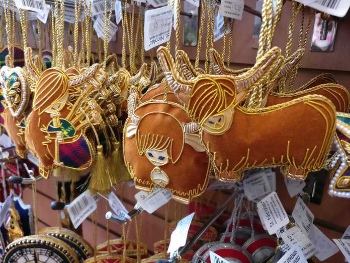 Bagpipe playing Highland cows on Victoria Street Edinburgh